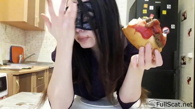 私はウンコと一緒にホットドッグを食べる - Thefartbabesting - 変態がウンコを食べる, 汚い, 手コキスカトロ